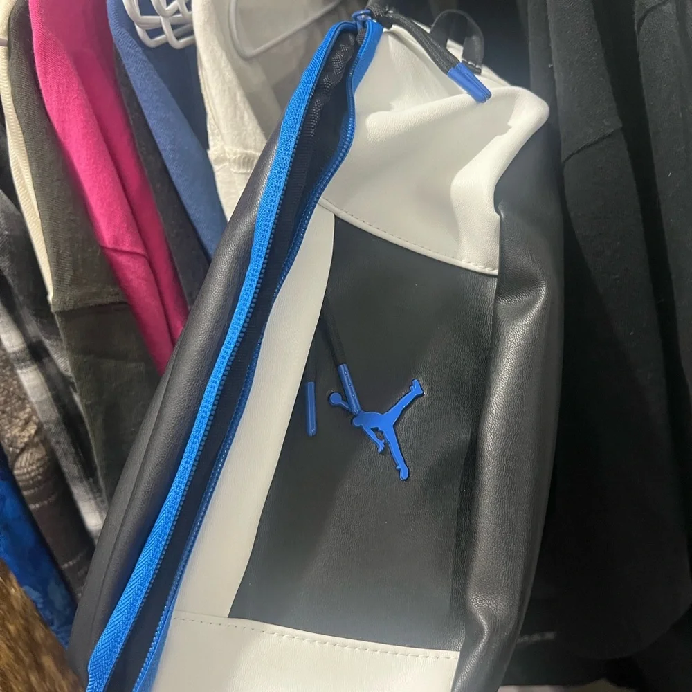 Jordan Carry Pouch - Picture 1 of 2